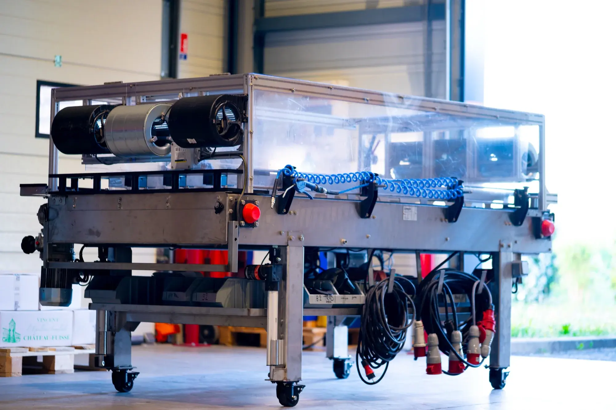 Machine de cirage automatisée avec convoyeur en inox dans l'atelier
